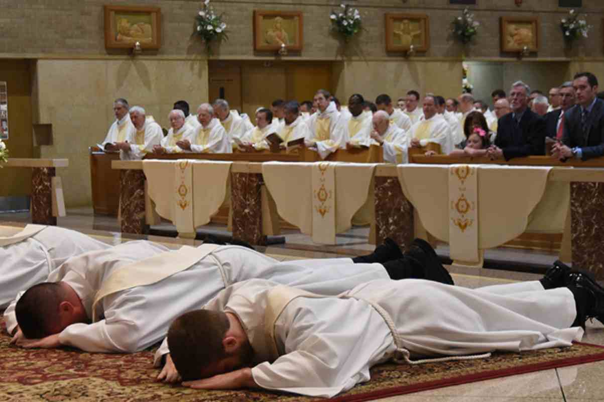 Durante l'ordinazione sacerdotale, due bimbi attirano l'attenzione e commuovono tutti