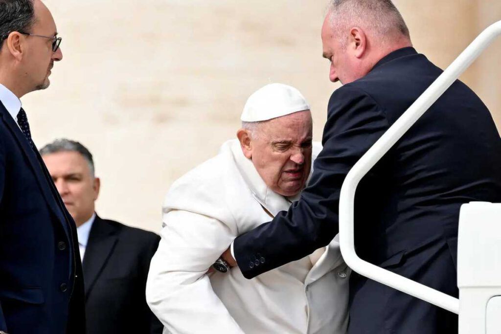 Papa Francesco ricoverato d’urgenza al Policlinico Gemelli: si pensa per un improvviso malore