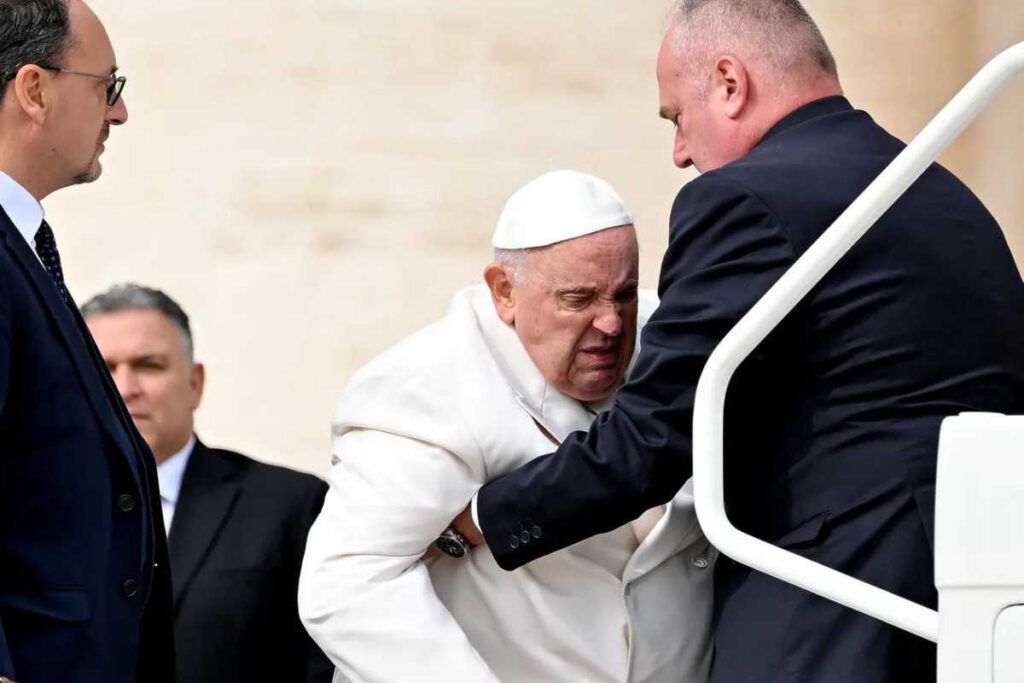 Papa Francesco ricoverato al Policlinico Gemelli: si pensa per un improvviso malore Papa Francesco ricoverato al Policlinico Gemelli: si pensa per un improvviso malore