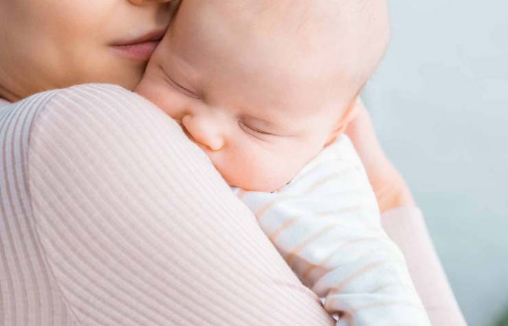 Rinuncia a curarsi per dare alla luce la sua bambina: una storia che commuove fino alle lacrime