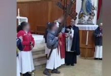 Colpisce il sacerdote con la croce inavvertitamente: piccolo incidente per un ministrante
