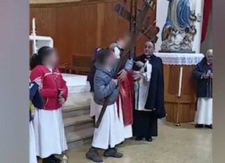 Colpisce il sacerdote con la croce inavvertitamente: piccolo incidente per un ministrante