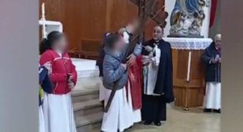 La croce colpisce in testa il sacerdote: l’incidente avviene durante la celebrazione. Video