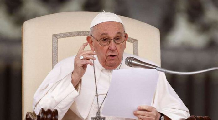 Udienza generale, il Papa: il Vangelo si annuncia camminando