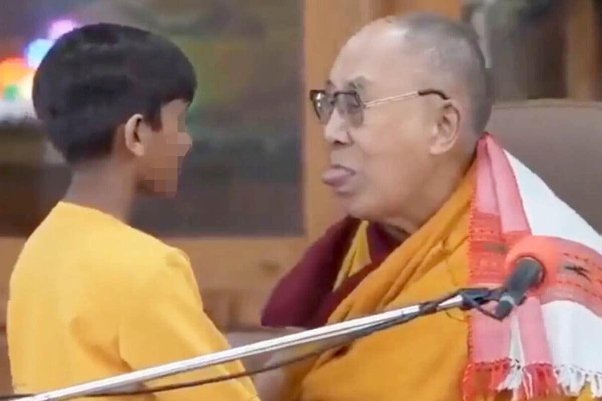 «Succhiami la lingua»: la richiesta shock del Dalai Lama a un bimbo e il doppio standard dei media