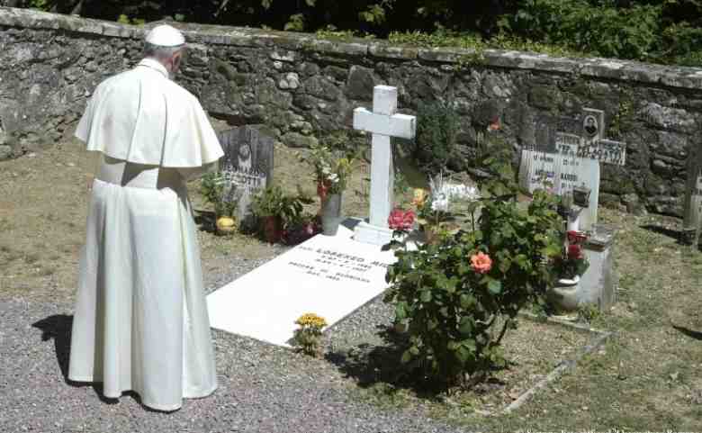 Papa Francesco sulla tomba di don Milani