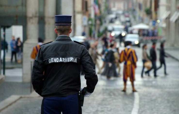 Paura in Vaticano: fa irruzione, poi esplodono colpi di pistola per fermarlo