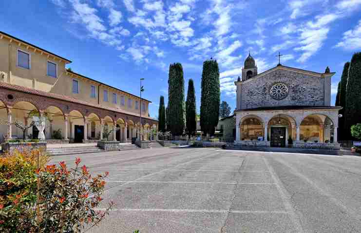 La statua che torna al suo posto da sola