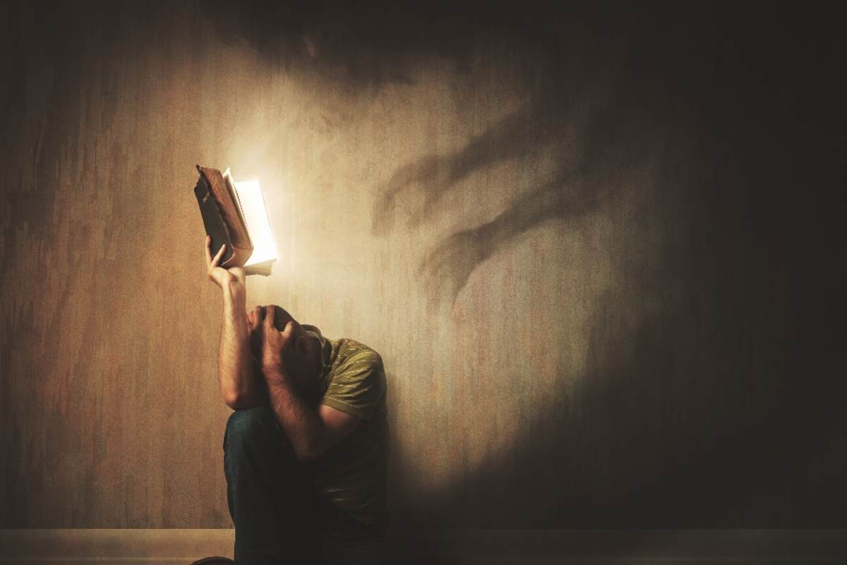 Cosa fare quando il diavolo attacca: 6 consigli di un esorcista