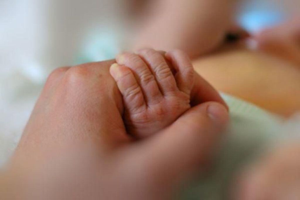 “Sta morendo, aiutatemi”, due angeli custodi intervengono e salvano neonato “Sta morendo, aiutatemi”, due angeli custodi intervengono e salvano neonato