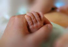 "Sta morendo, aiutatemi": due angeli custodi intervengono e salvano neonato