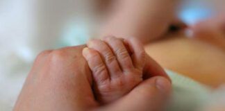 "Sta morendo, aiutatemi": due angeli custodi intervengono e salvano neonato