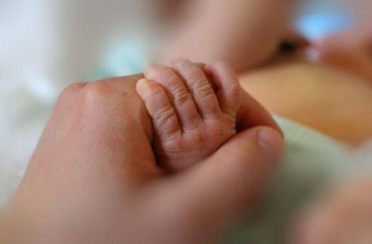 "Sta morendo, aiutatemi": due angeli custodi intervengono e salvano neonato