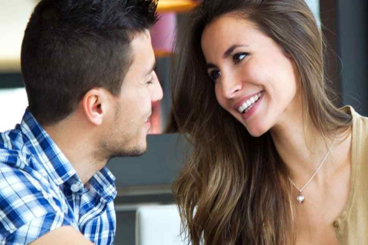 uomo e donna che parlano
