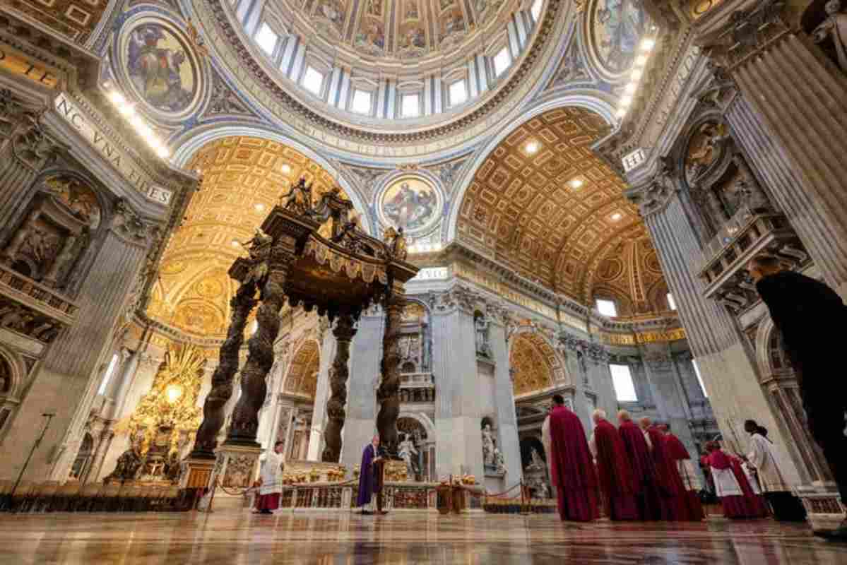 Basilica di San Pietro, un uomo profana l’altare in un modo “particolare”