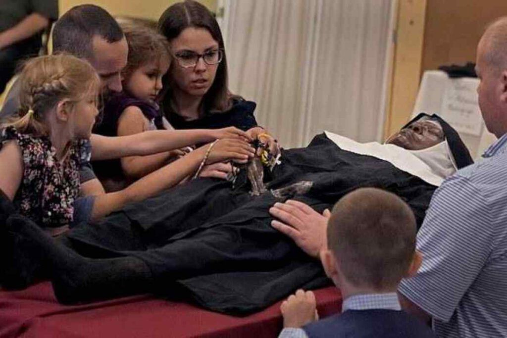 Un corpo miracolosamente incorrotto dopo anni dalla morte: partono le indagini Un corpo miracolosamente incorrotto dopo anni dalla morte: partono le indagini