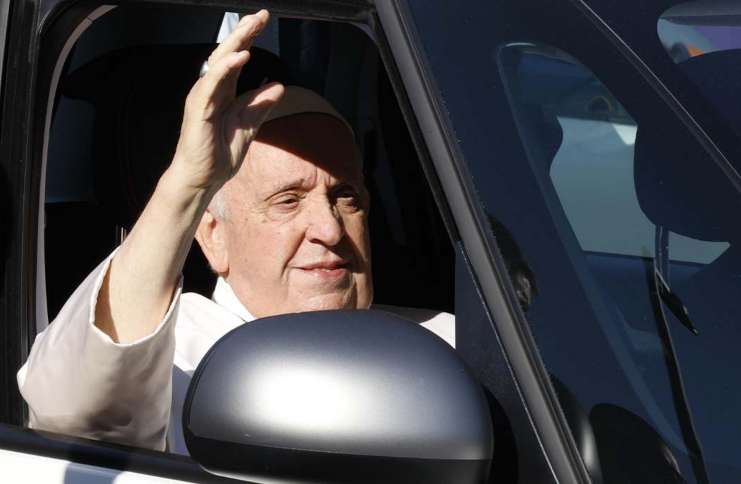 Papa Francesco lascia l'ospedale