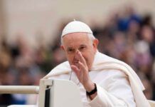 Prima notte tranquilla per il Papa dopo l’intervento. Anche i bambini gli sono vicino