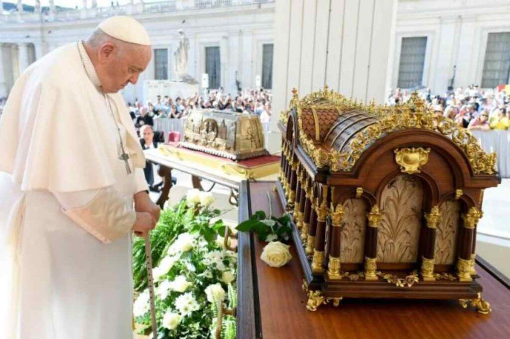 Papa Francesco racconta ai fedeli la breve vita di Santa Teresa | il