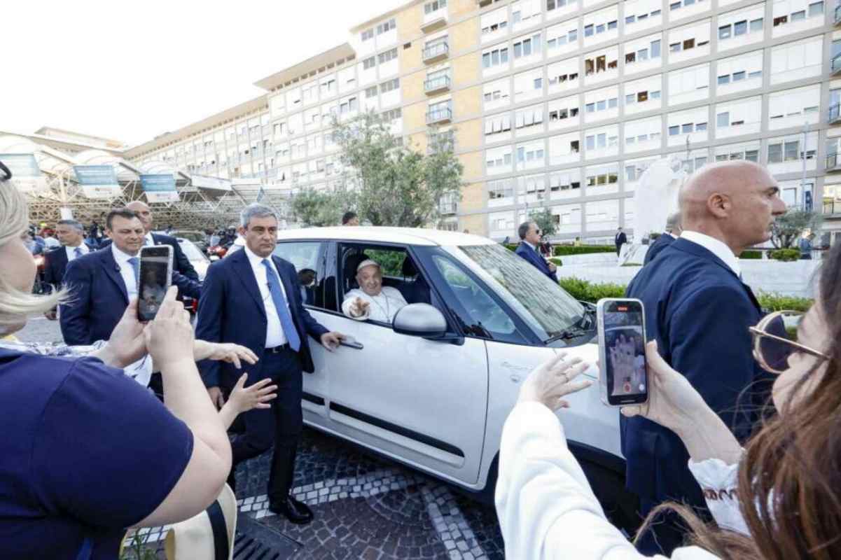 Papa Francesco torna in Vaticano: lascia l’ospedale “Gemelli”