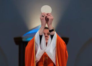 sacerdote vittima agnello sacrificio