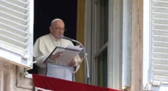 Un cristiano può farsi leggere la mano? Ecco la risposta del Papa all’Angelus