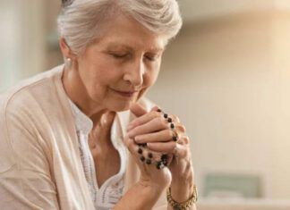La conversione al Cattolicesimo bussa al suo cuore: la storia di un’anziana che colpisce tutti