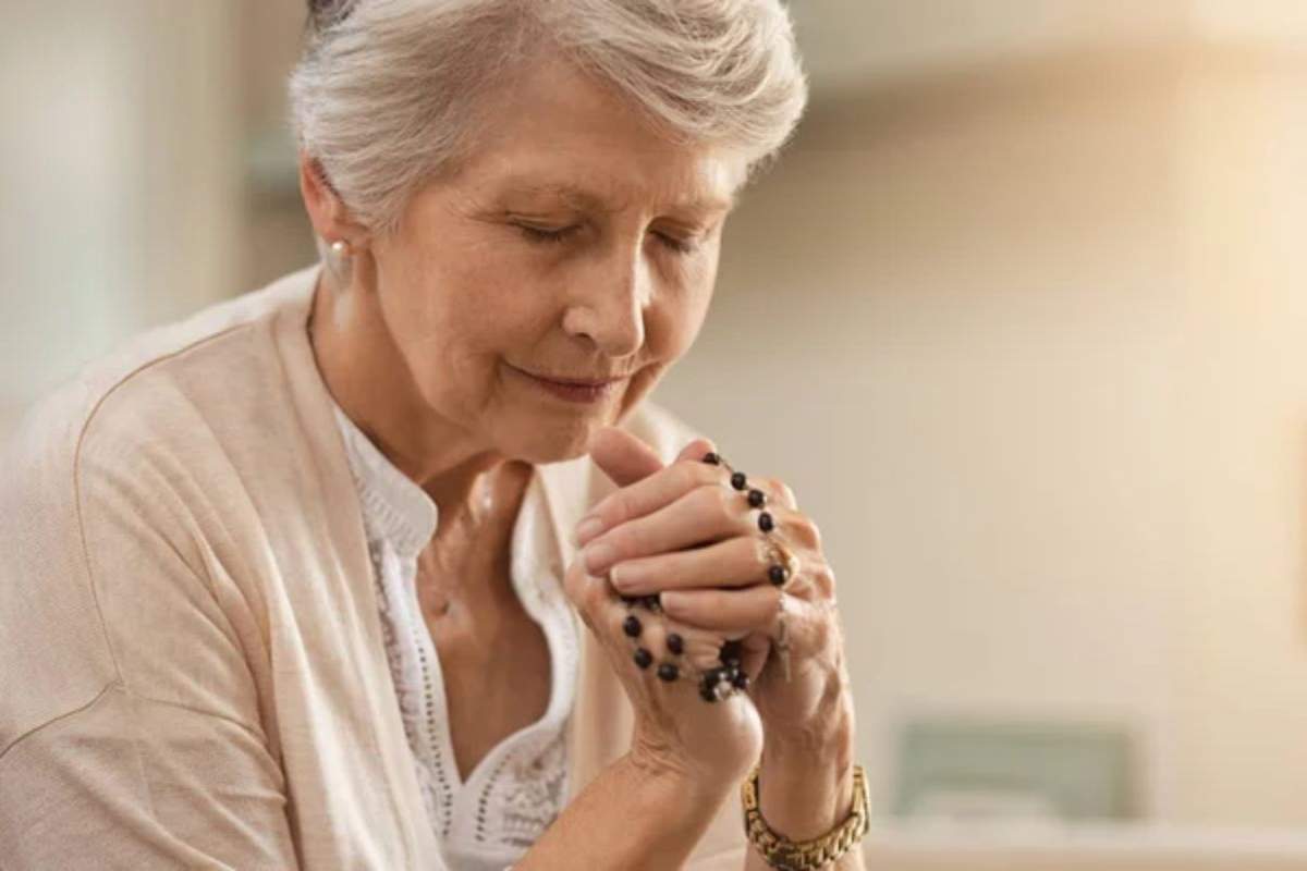 La conversione al Cattolicesimo bussa al suo cuore: la storia di un’anziana che colpisce tutti