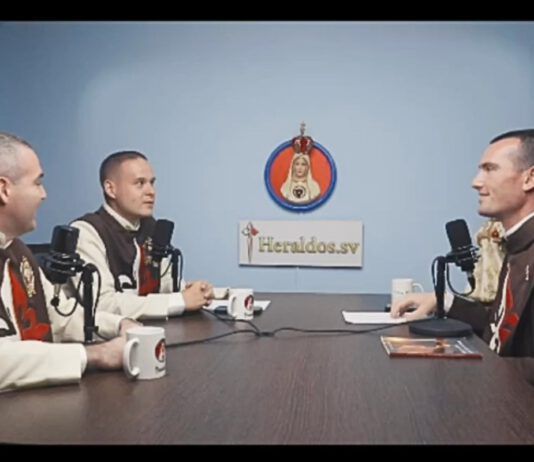 Incredibile reazione di tre religiosi nel momento in cui si scatena il terremoto - Video