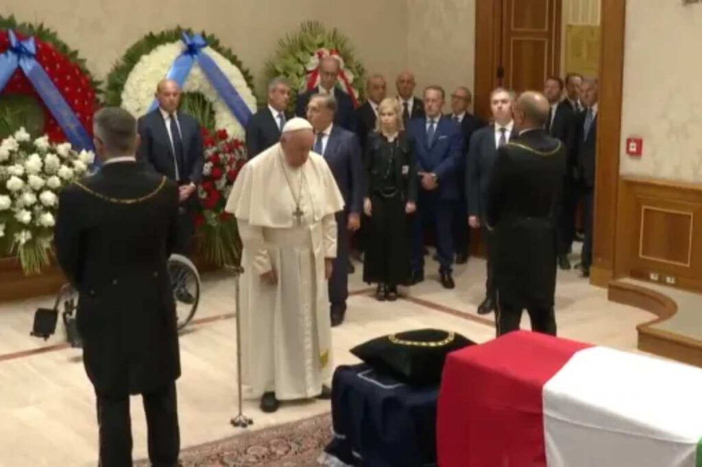 Francesco rende omaggio a Napolitano: nessun Papa lo aveva mai fatto prima Francesco rende omaggio a Napolitano: nessun Papa lo aveva mai fatto prima