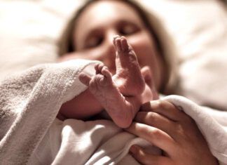 Aspetta un figlio malato, i medici suggeriscono l’aborto. Lei prega la Madonna: quello che succede lascia senza parole