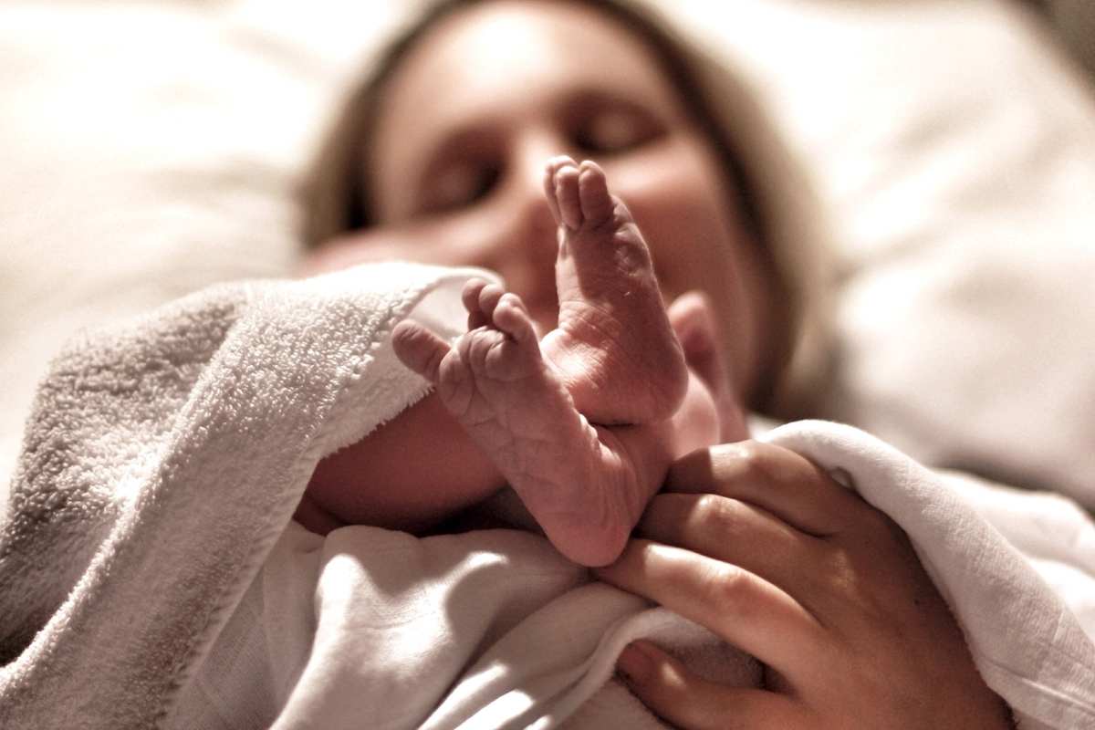 Aspetta un figlio malato, i medici suggeriscono l’aborto. Lei prega la Madonna: quello che succede lascia senza parole
