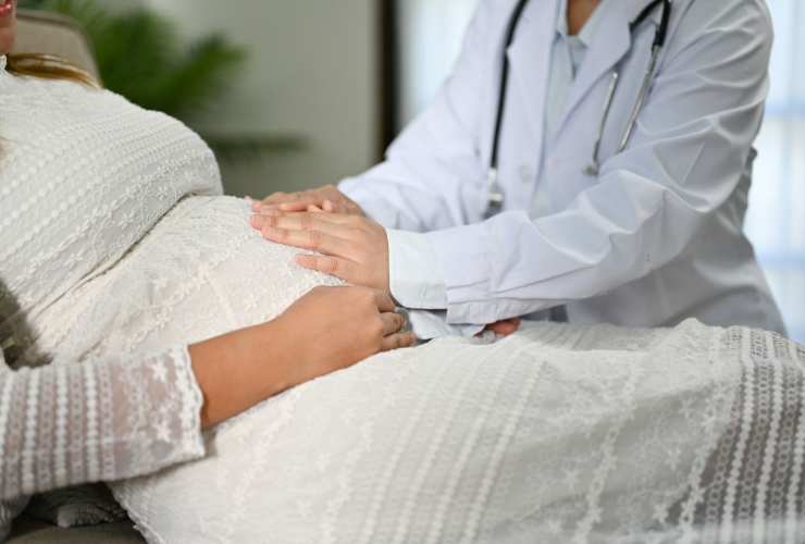 Aspetta un figlio malato, i medici suggeriscono l’aborto. Lei prega la Madonna: quello che succede lascia senza parole