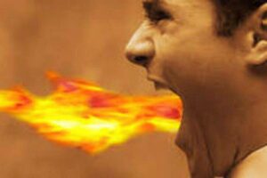 uomo sputa fuoco dalla bocca