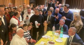Papa Francesco come mai visto, canta “O sole mio” – Video