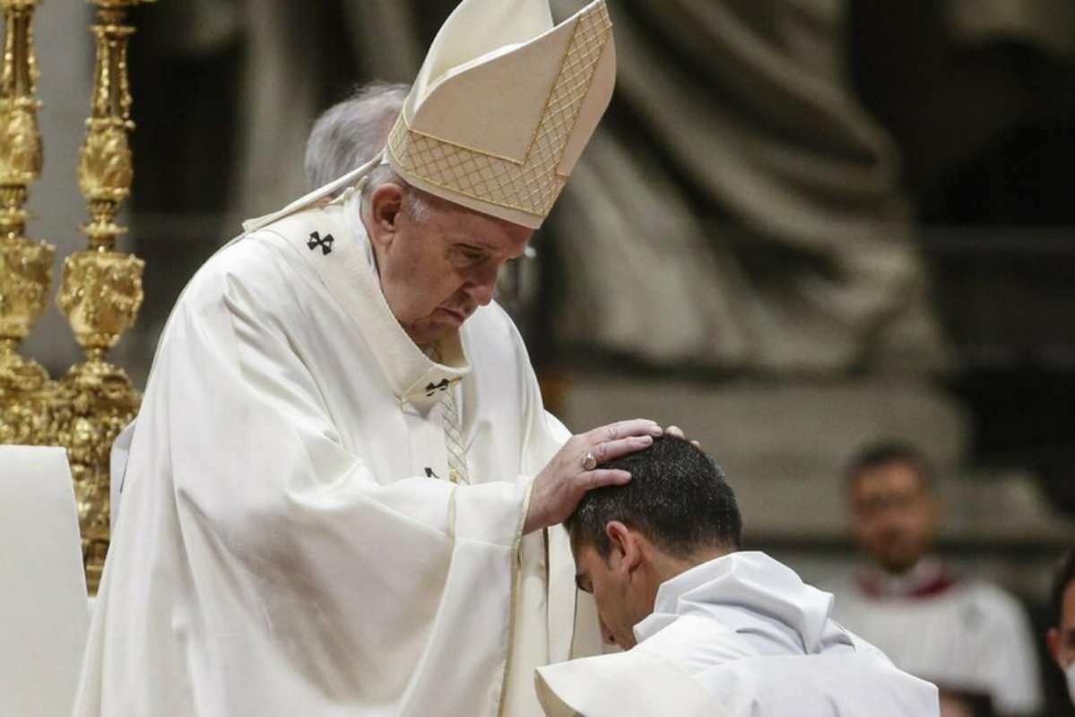 Papa Francesco ordina dei sacerdoti