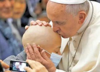 Papa Francesco con un bimbo ammalato