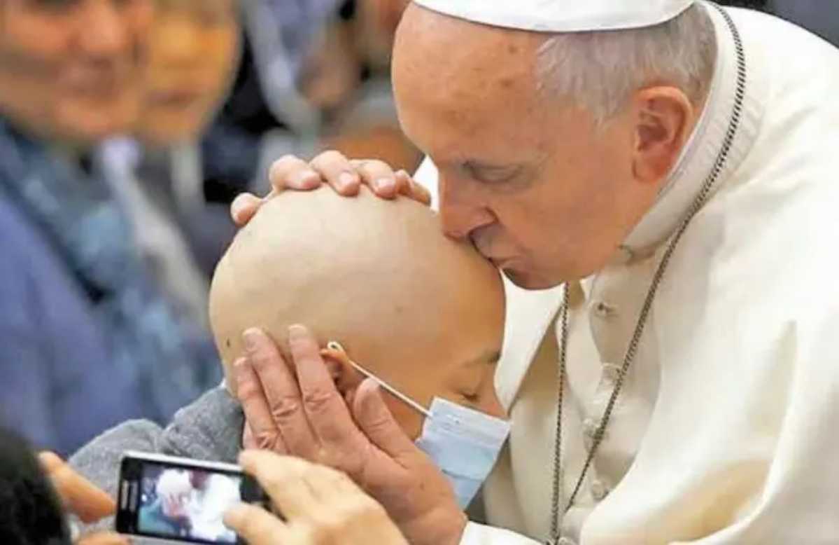 Papa Francesco con un bimbo ammalato