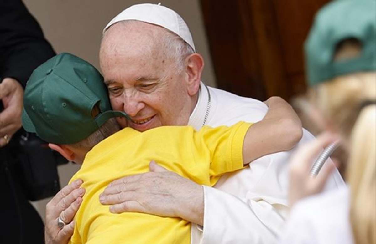 Papa Francesco abbraccia un bambino