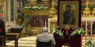 Papa Francesco dona una rosa d'oro