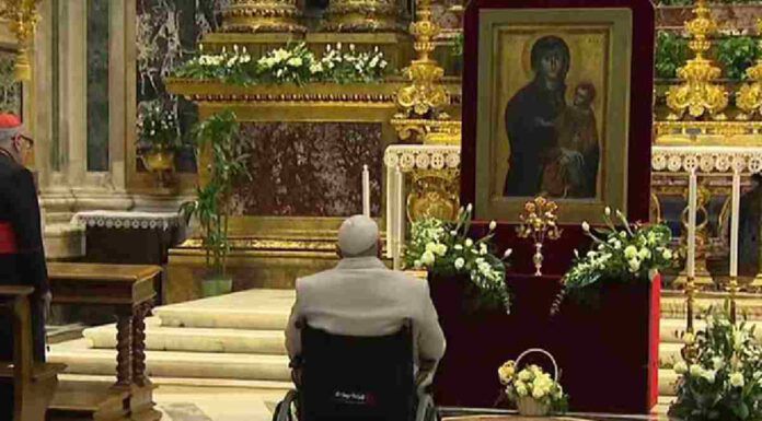 Papa Francesco dona una rosa d'oro