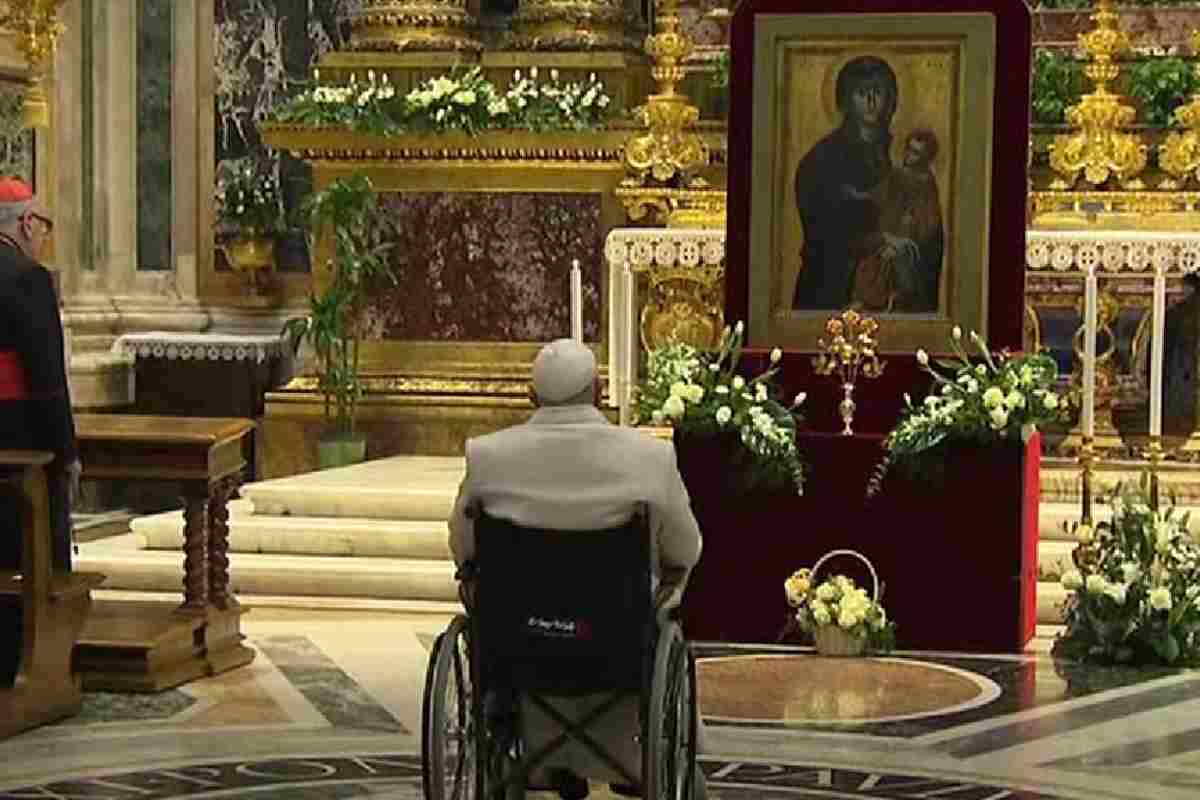 Papa Francesco dona una rosa d'oro