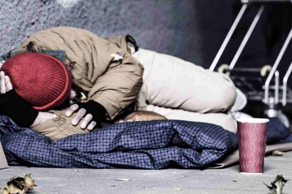 5 mosse per aiutare un senzatetto a Natale