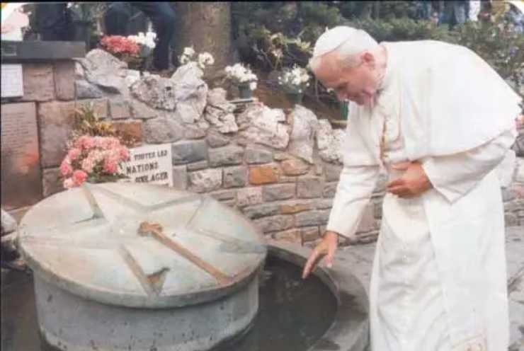 San Giovanni Paolo II al fonte 1985