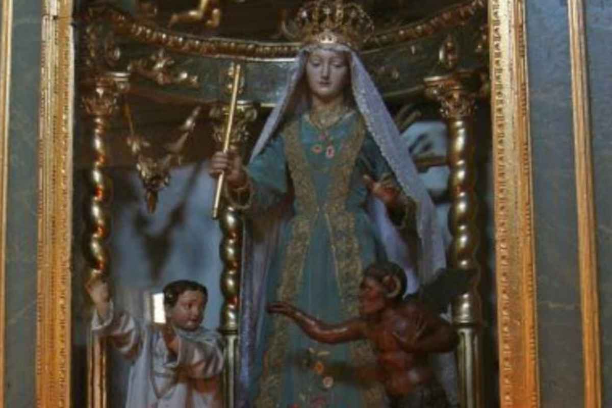 Statua della Madonna del soccorso con il bambino che sta per essere rapito dal demonio
