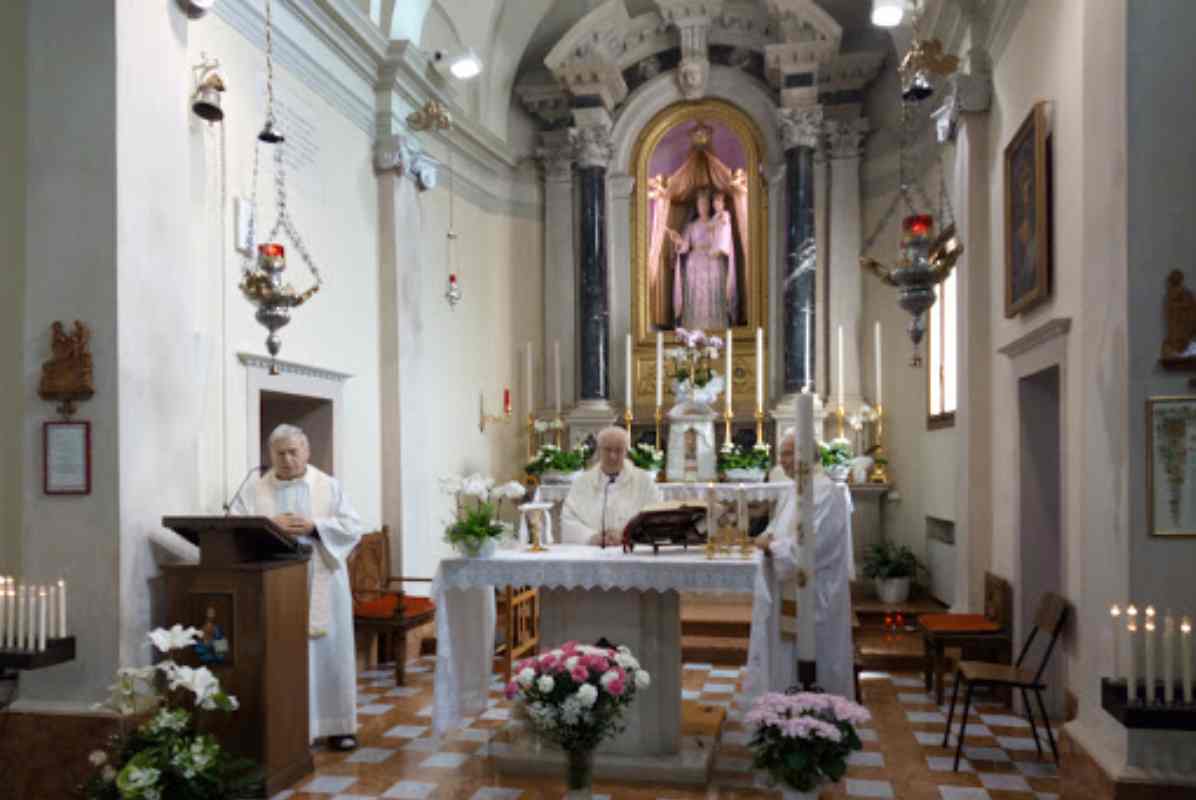 Madonna della Rocca, sacerdoti che Celebrano all'altare