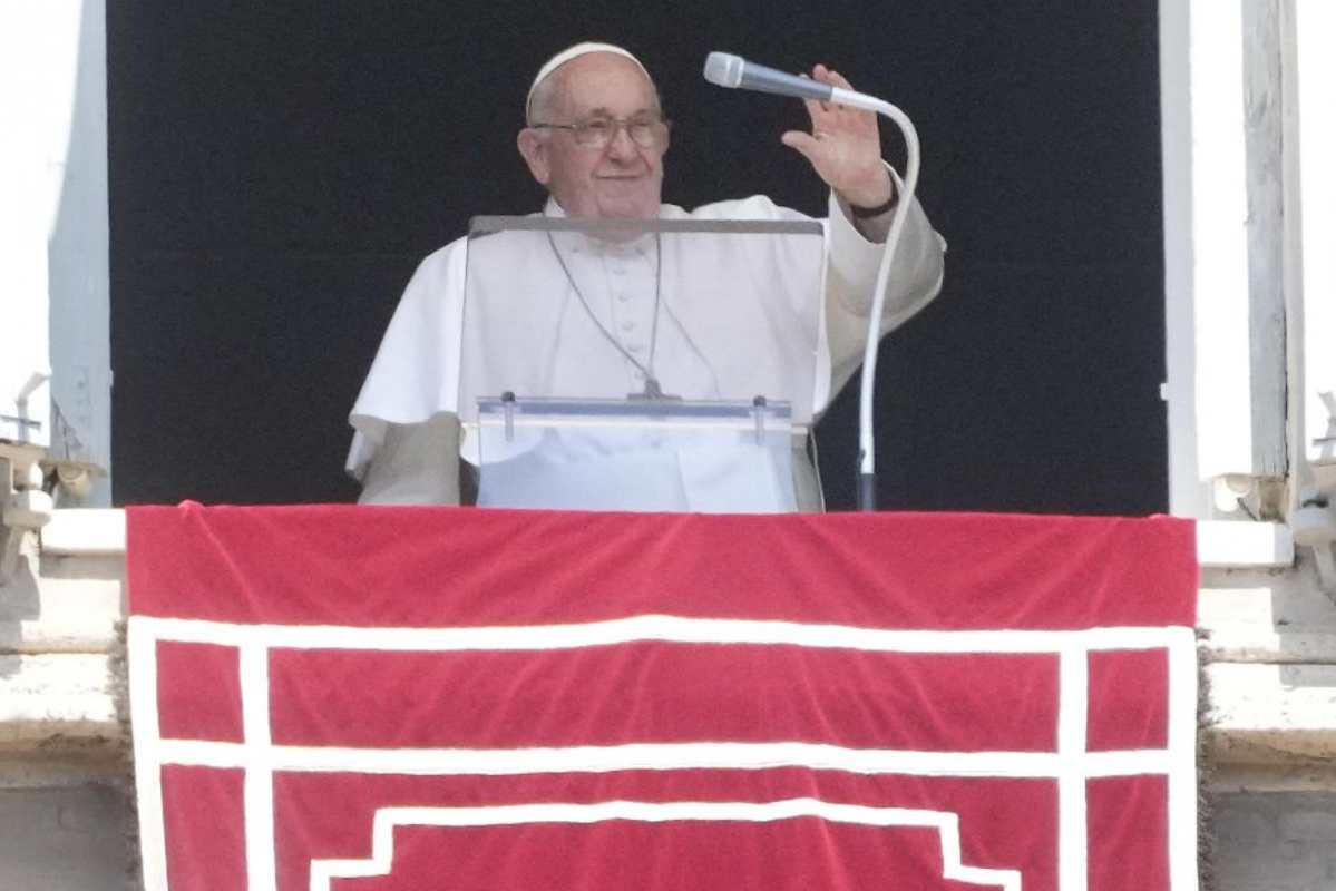 Papa Francesco alla finestra di Piazza San Pietro per l'Angelus