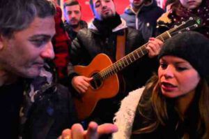 Fiorello e Alessandra Amoroso cantano canti di chiesa in tv
