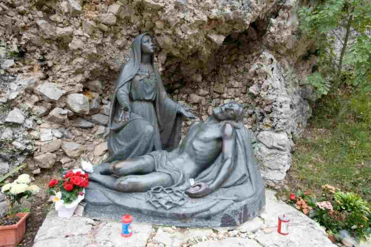 Addolorata Castelpetroso, Maria ha il corpo di Gesù tra le sue braccia