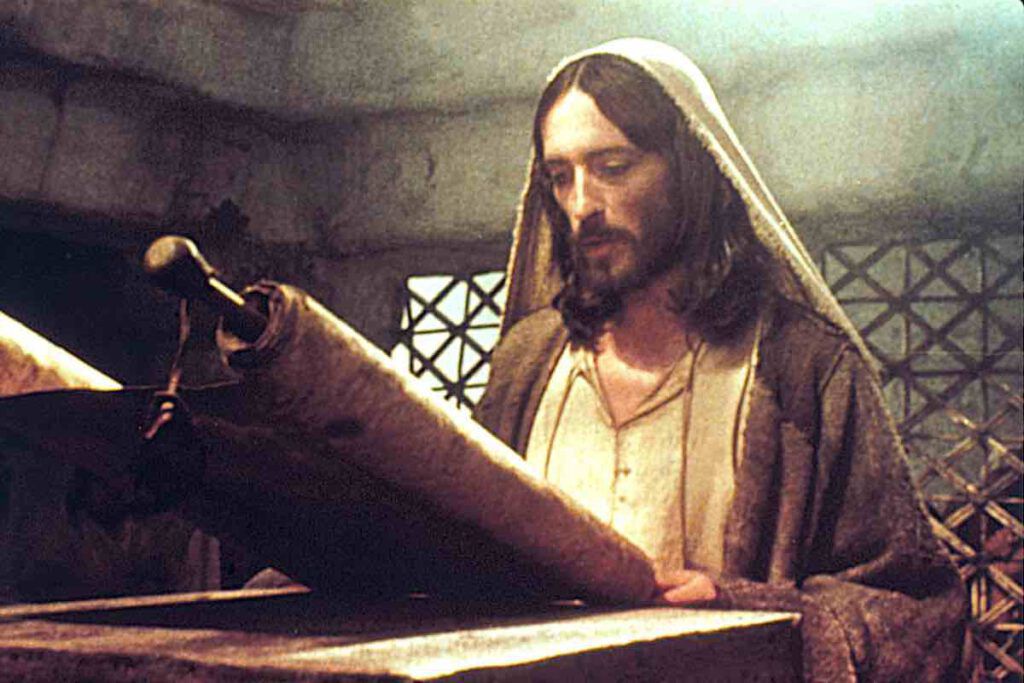 Vangelo di oggi: Gesù legge la Sacra Scrittura nella Sinagoga